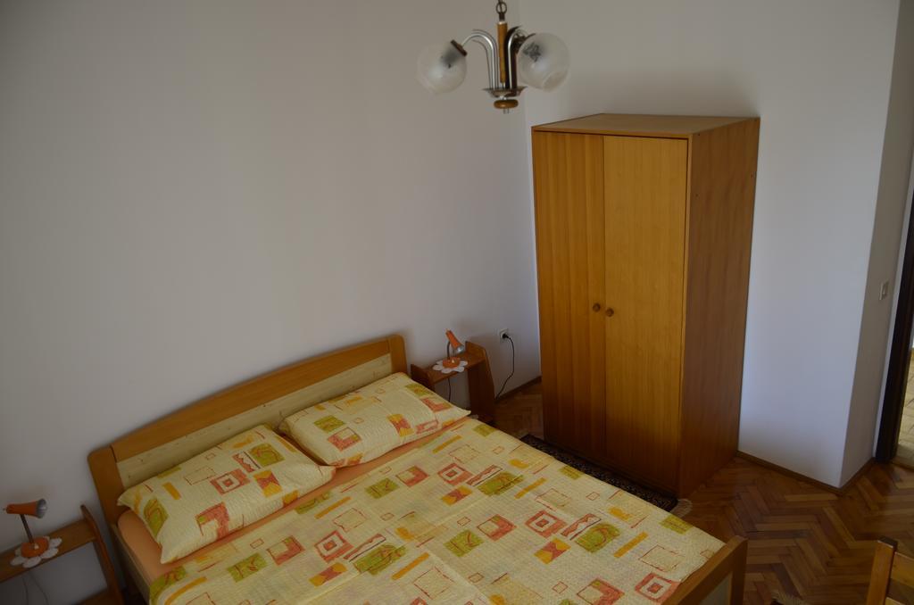 Apartment Anton Pinezići Buitenkant foto